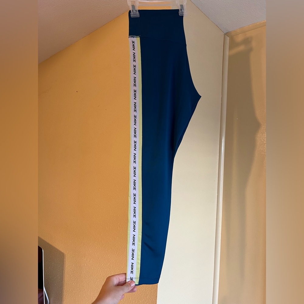 Medium Women’s Nike Runner Leggings, Blue, with Nike Logo Trim on Side!